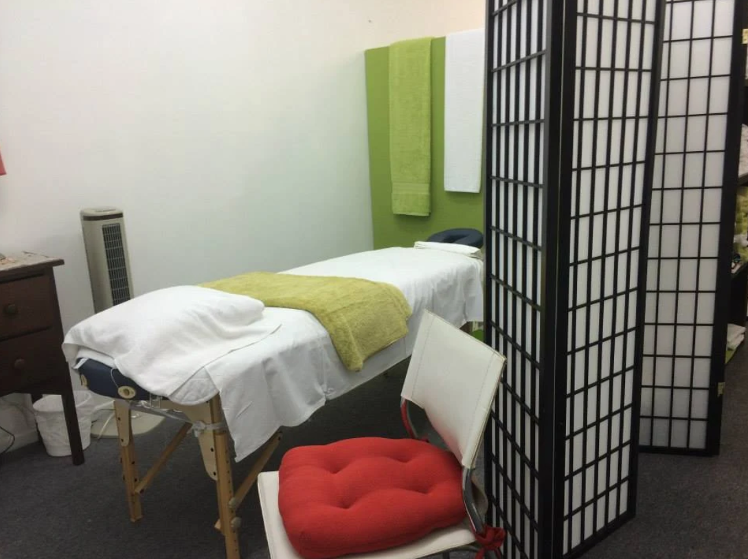 Serene massage room with Japanese screens and green accents